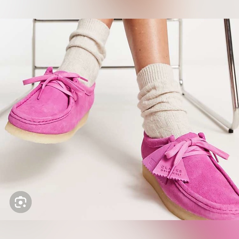 Women's pink Wallabees